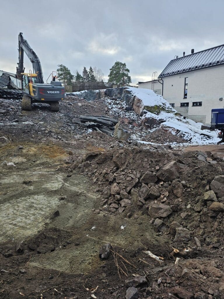 Maanrakennus Mäntsälä & Maanrakennustyöt Mäntsälä - Louhinta- ja kiilaustyöt Mäntsälä - Remontti Ruuskanen Oy